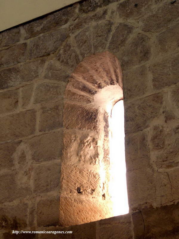 VENTANAL CENTRAL DEL ÁBSIDE